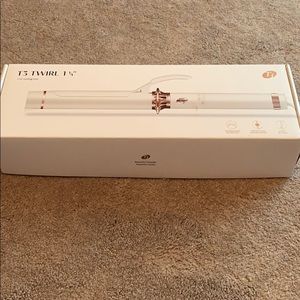 T3 Twirl 1 1/4” curling iron